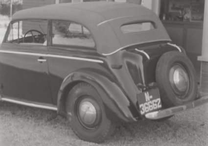 Opel (Bron: Familiefilm Manders, BHIC filmnr. Manders-15 (via BrabantinBeelden) op 9:56)