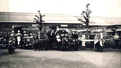 Geheel links kenteken N-38592, tijdens het bloemencorso van 1934 (bron: E.M.M. Meijer)