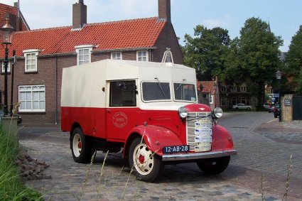 De Austin Bellewagen na restauratie, met kenteken 12-AB-28. Op de deur het logo van het bedrijf van Leo van Hooff (bron: Hans van Hooff Classic Cars)