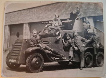 Landsverk. In de geschutskoepel Dirk Sleeuwenhoek. Weet iemand wie de anderen zijn? (bron: collectie Gerrit Sleeuwenhoek)