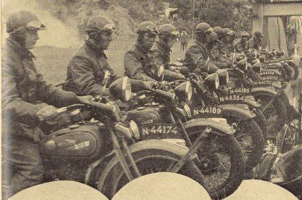 Harley-Davidson op de Landdag van de BVL in Roermond, juni 1938 Bron: Het Landstormblad 14(1938) nr. 7, blz. 7; © www.vrijwilligelandstorm.nl)