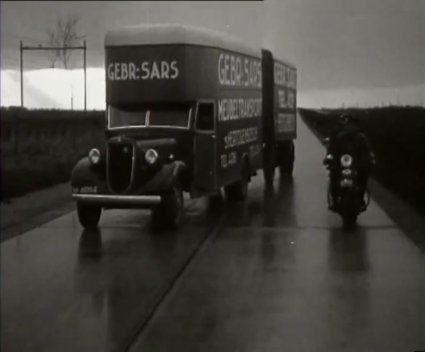 Foto 2: N-46114 op film "Rijksveldwacht in het verkeer"
