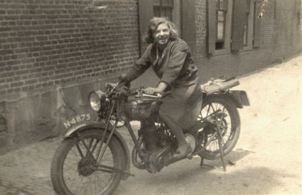 Cisca de Bie-van der Avoort op motor met kenteken N-4875 (foto: Jo de Bie)