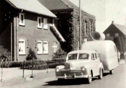 Ford (Bron: Familiefilm Manders, BHIC filmnr. Manders-15 (via BrabantinBeelden) op 9:35)