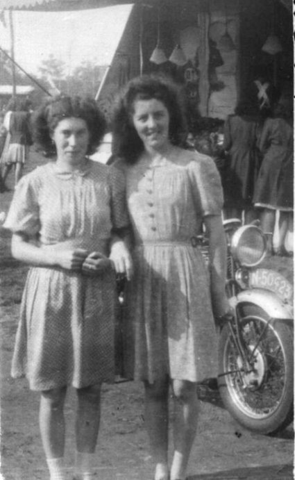 Foto 1: N-50423 - 1947 Kermis te Made, links Tonnie van de Velden, rechts Dina van Dongen (foto: collectie W. van Gils)