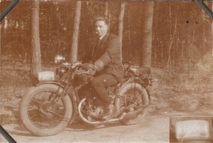 Motorfiets met kenteken N-60064 (bron: collectie Heemkundekring De Vierschaer)