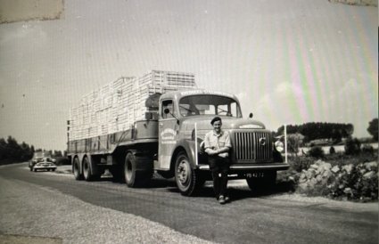 Thijs Krebbekx bij de Volvo, 1955. Op de achtergrond de Pontiac (bron: collectie Ad IJzermans)