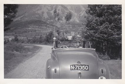 Plymout, 25 juni 1948 in de wildernis tussen Grenoble en Gap (bron: album Nicole Konijn-van Asten)