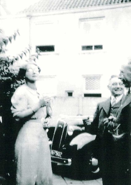 Pieter Vermeer (uiterst rechts) en zijn Studebaker (bron: J. v.d. Loo, De vooroorlogse autogeschiedenis van Udenhout)