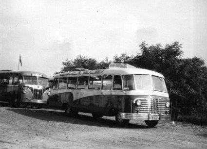 V.l.n.r. Volvo en Austin (bron: Fotoalbum Oomen)