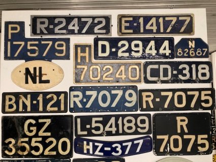 Kentekenplaat N-82687 (tweede rij van boven, rechts), in 2026 in particuliere collectie in Florida (foto: Pieter Beelen)