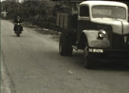 Beeld: Dorpsfilm Overloon 1953, op 30:26. Bron: Collectie De Oude Schoenendoos.