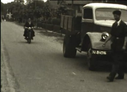 Beeld: Dorpsfilm Overloon 1953, op 30:27. Bron: Collectie De Oude Schoenendoos.