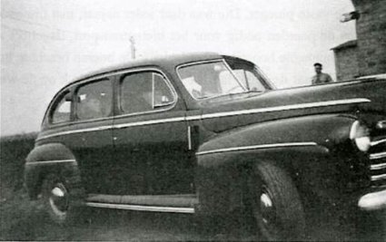 Ford sedan Deluxe 1946 (collectie familie De Bekker-Wijtvliet)