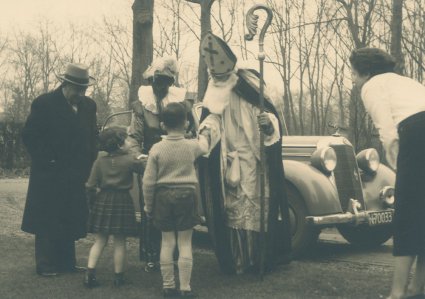 Mercedes-Benz 170S Cabriolet B tijdens Sinterklaasfeest in Vught, 1951 (coll. Nico de Bont)