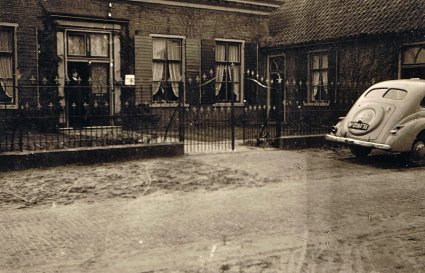 Opel Kapitän met kenteken N-29131 op Heuvelplein te Beek en Donk (bron: HKK De Lange Vonder, Beek en Donk)