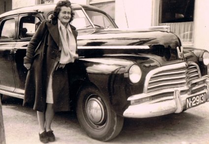 Vermoedelijk mevr. Suijs-Raming bij een Chevrolet 1946 (bron: HKK De Lange Vonder, Beek en Donk)