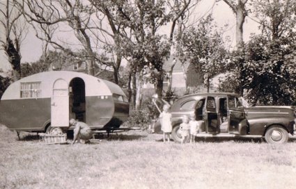 Caravan met nr. N-29131 achter Chevrolet 1946 (bron: HKK De Lange Vonder, Beek en Donk)