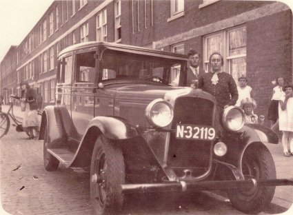 Trots poseren bij de auto [aanvulling: Pontiac ; zie reactie hieronder. Redactie](foto: Collectie J.M. Selders-Kamp)