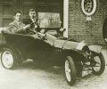 N-333 Janus v.d. Meulen en Frits Philips in een Peugeot (coll. I. van de Meulen)