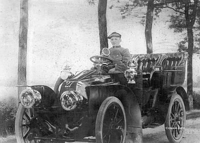Rijksnummer 27, een Renault uit 1903, eigendom van F. Jurgens. Foto Conam