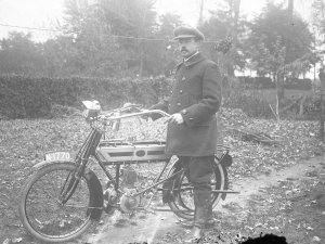 Simplex motorfiets van c. 1913 in Sint-Oedenrode, 1920.