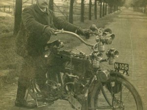 Adler V-twin motorfiets, c. 1906