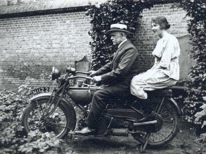 Jan Bouwman en zijn echtgenote op de motor (originele foto: Collectie Bert Rompa)