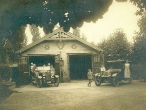 Links de auto van Herman Vriens (Collectie K. van der Goes-Melzer) Links de auto van Herman Vriens (Collectie K. van der Goes-Melzer)