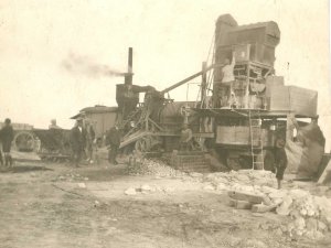 Werknemers van de Fa. van Dijck-Petit aan het werk in Breskens, 1927 (collectie Marc van der Steen)