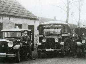 Bus en taxi's van Tielemans, jaren '30 (Collectie HKK St. Achten op Boeckel)