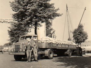 International vrachtwagen van de firma Schraven-Eijsbouts, 1947 (Collectie M. Leyten-Schraven)