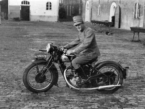 Dienstplichtige H.A. van der Mooren op de motor (foto: Collectie Nettie Trapman-van der Mooren)