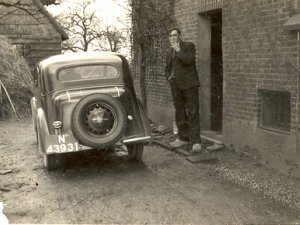Oom Jan bij de Opel (originele foto: Collectie Hans Roelofs)
