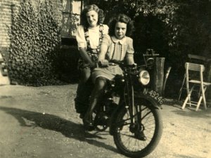 Jet Verhoeven en Gerda van de Ven op de motor (Collectie Gerard H.A.A. de Bie)
