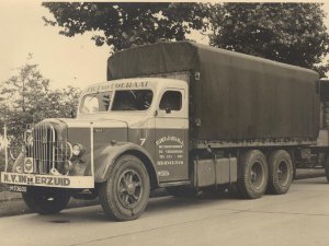 Mack truck met aanhanger, 1948.