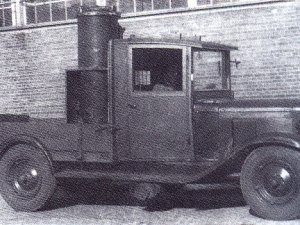 Vrachtwagen met gasgenerator (bron: Een eeuw vooruit)