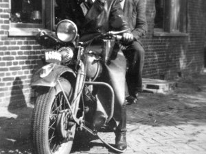 J.C. v.d. Bend op een Harley-Davidson (Collectie A. v.d. Bend)