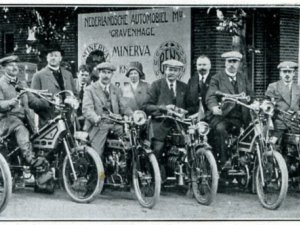 Klaar voor de start voor de Engeland-Holland rit in augustus 1913. N-705 (derde van links) zit op een Indian motorfiets.