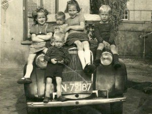 De kinderen Liebregts op de auto (Collectie H. Lanters)