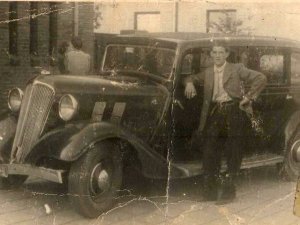 Cor van Dongen bij zijn Renault Vivaquatre KZ17, c. 1945 (originele foto: Collectie Verkeersschool Van Dongen)