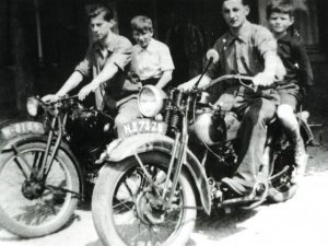 Onbekende motor en een 500 cc Harley Davidson 1934/1935