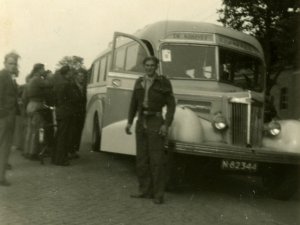 Oom Ad bij de bus in Boekel (originele foto: Collectie G.H.A.A. de Bie)