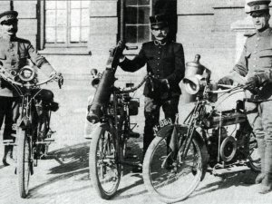 Eysink met mitrailleur en Douglas, 1913.