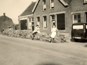 De Renault van Van Run, 1953 (Collectie L. van Run) De Renault van Van Run, 1953 (Collectie L. van Run)