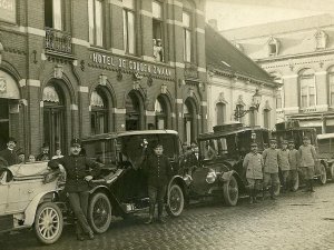 Bij garage Knegtel in Tilburg gevorderde auto’s voor de generale staf, staande voor hotel de Gouden Zwaan aan de Heuvel.