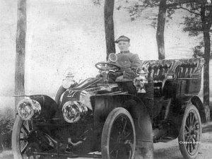 Rijksnummer 27, een Renault uit 1903, eigendom van F. Jurgens. Foto Conam