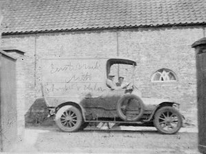 De eerste vrachtwagen van Van Hilst, bestuurd door G. van Engelen