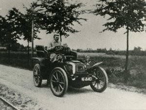 A. Spierings in zijn auto (Collectie Stg. Uden-archief van Bressers)