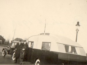 De Buick met de caravan (Collectie H. van Overbeek)
